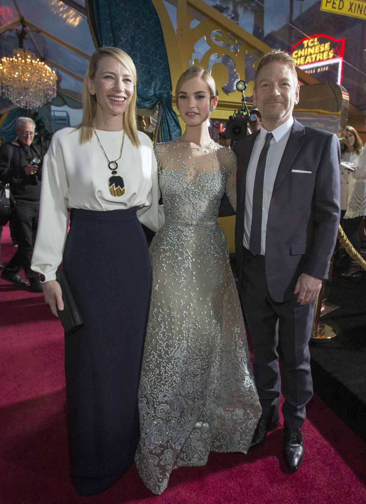 Kenneth Branagh s herečkami Cate Blanchett (vľavo) a Lily James