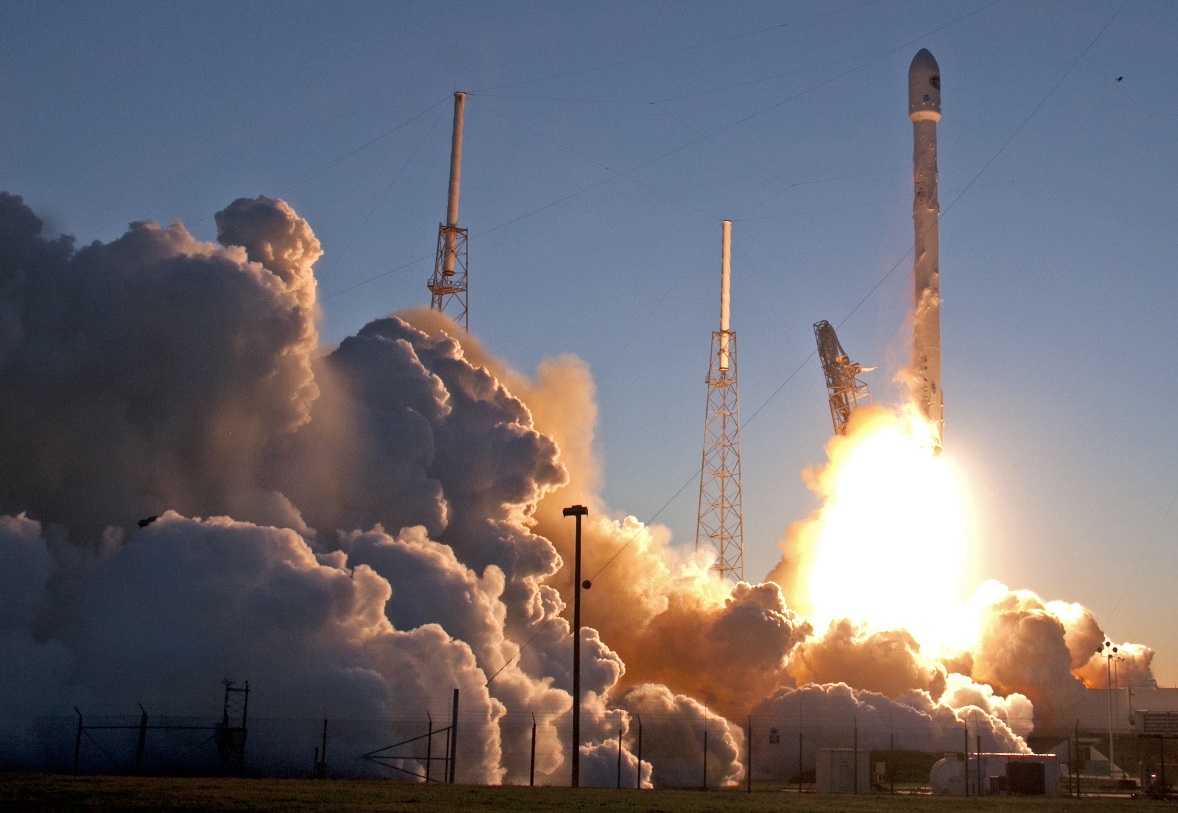 Raketa Falcon 9 SpaceX vzlieta z Mysu Canaveral.