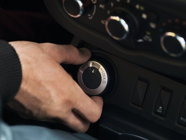 Štvorkolka pracuje v troch režimoch – 4x2, Auto a Lock pre náročnejšie podmienky, keď dokáže preniesť na kolesá zadnej nápravy 50 % hnacej sily. Vodič ich vyberá otočným ovládačom.