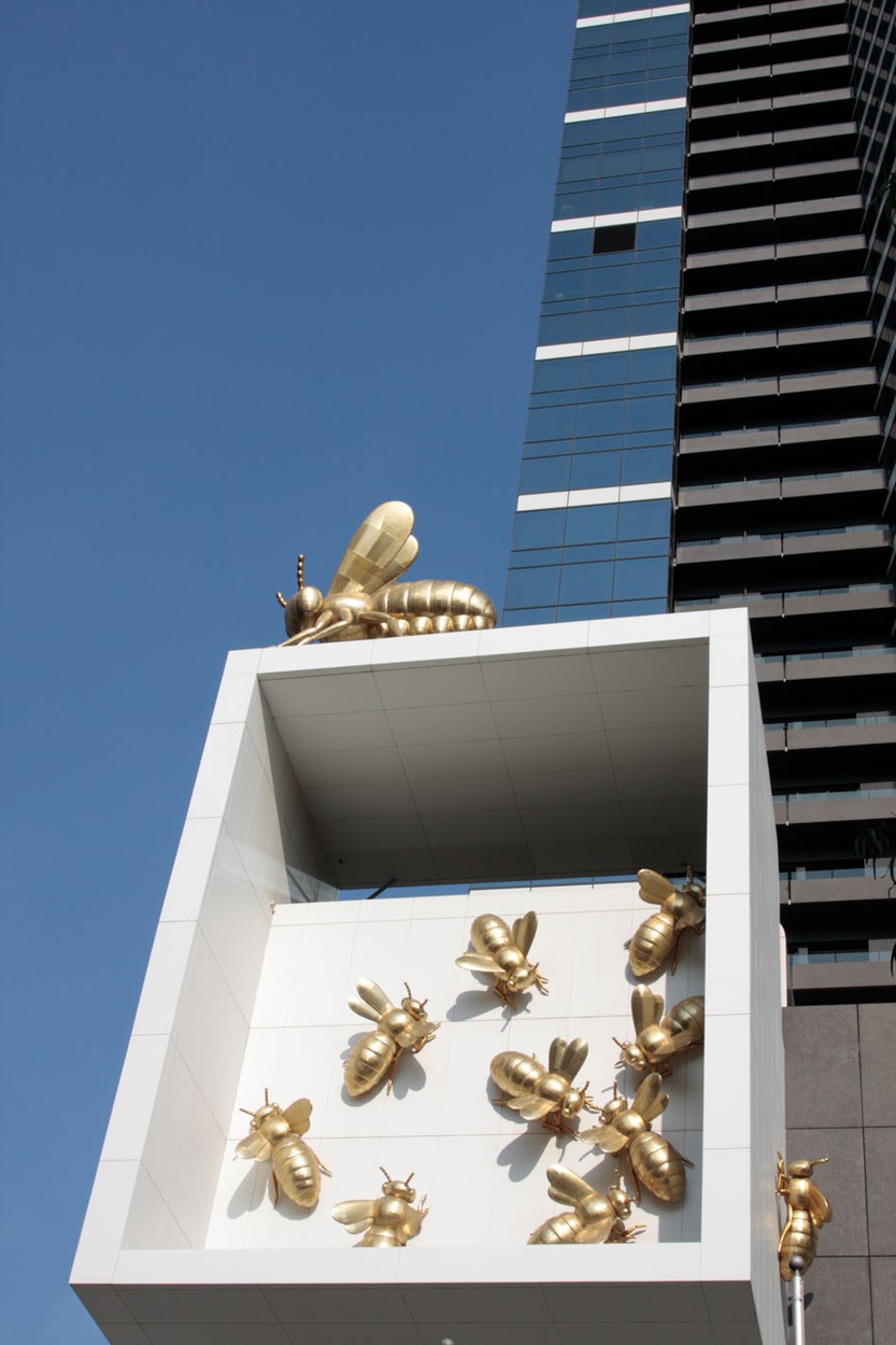 Zlaté včely zdobia jeden z najvyšších mrakodrapov sveta Eureka Tower v austrálskom Melbourne - v meste, kde sa už dlhšie chovajú včely na strechách.