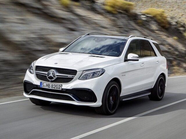 Obzvlášť športovo pôsobia ostré verzie AMG. Silnejšia z nich má výkon 430 KW a na stovku šprintuje za neuveriteľných 4,2 sekundy.