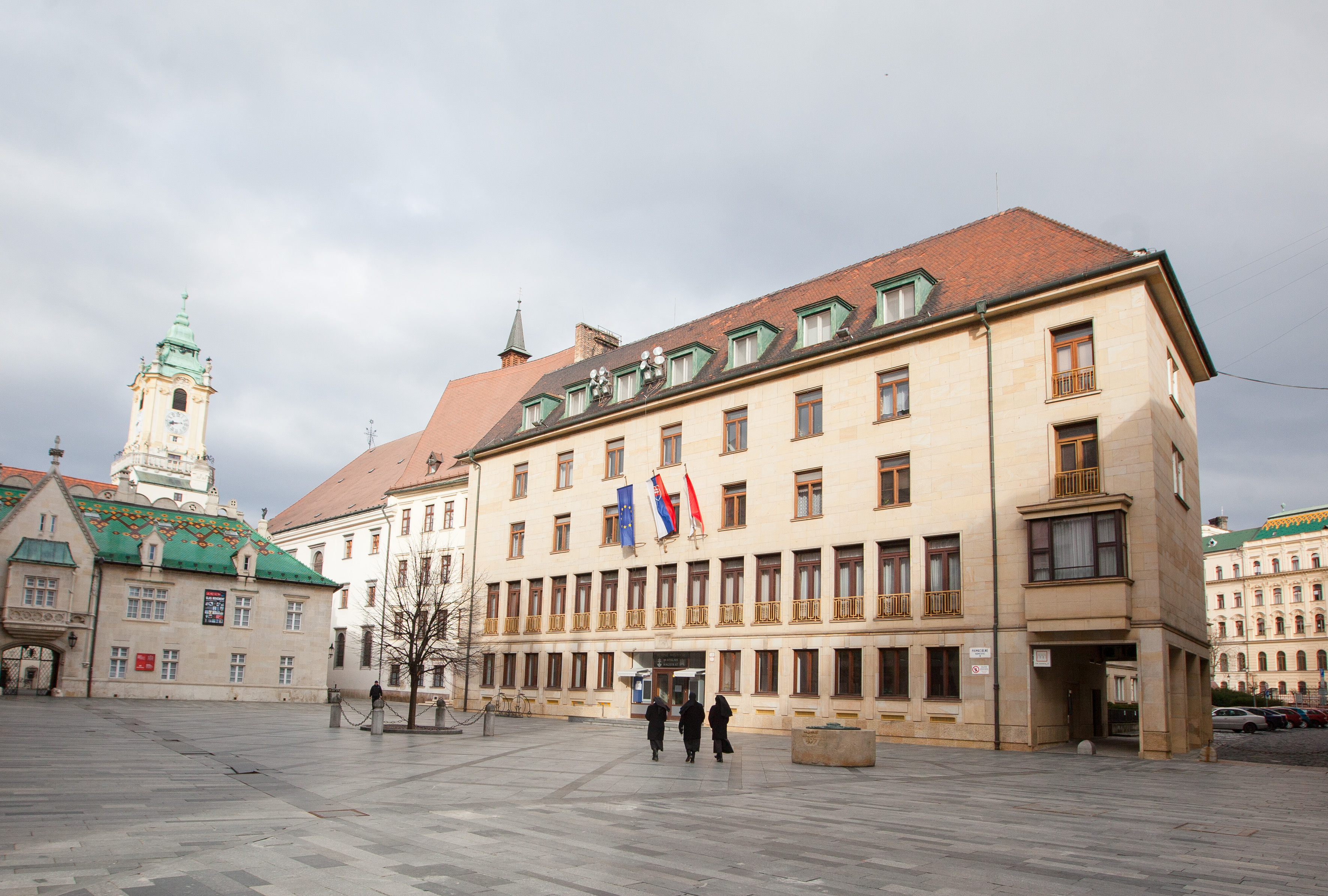 Mesto Bratislava požaduje, aby sa nezverejňovali životopisy šéfov obchodných spoločností obcí, lebo nie sú verejnými funkcionármi. Na snímke budova bratislavského magistrátu.