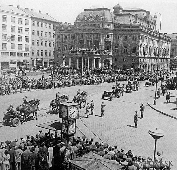 Prehliadka jednotiek Červenej armády v Bratislave na Hviezdoslavovom námestí v máji 1945.