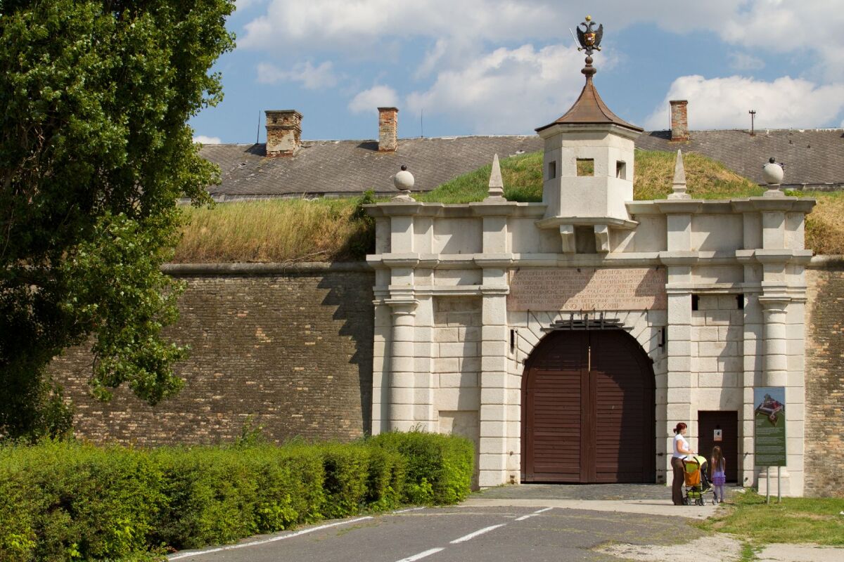 V Komárne sa nachádza najväčší fortifikačný komplex na Slovensku. Proti komu pevnosť postavili?