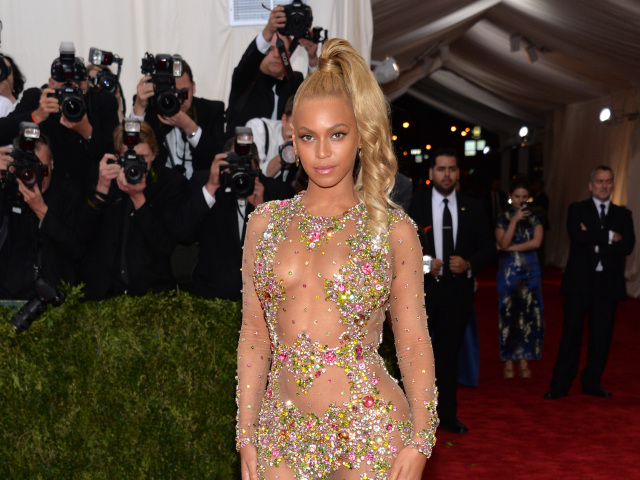 Speváčka Beyonce v nahých šatách z dielne Givenchy.
