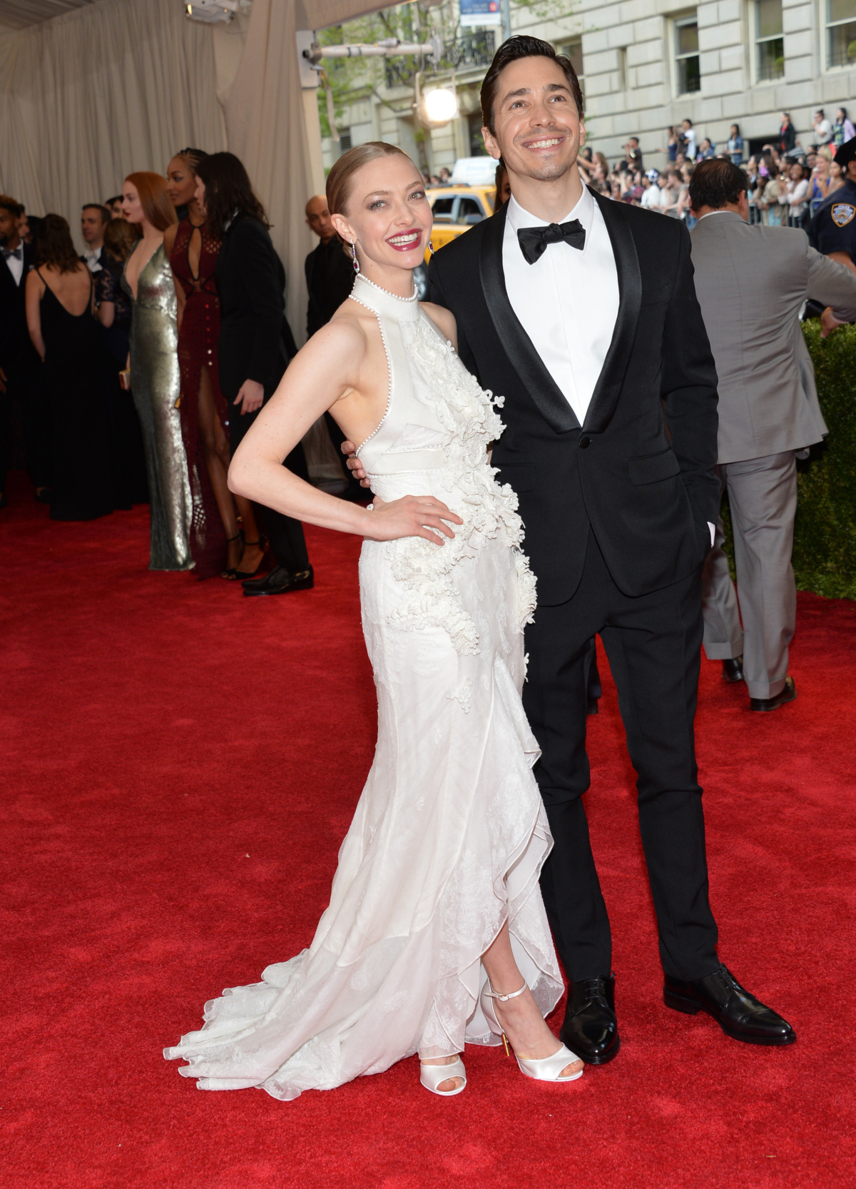 Amanda Seyfried (v kreácii Givenchy Couture) a jej priateľ Justin Long.