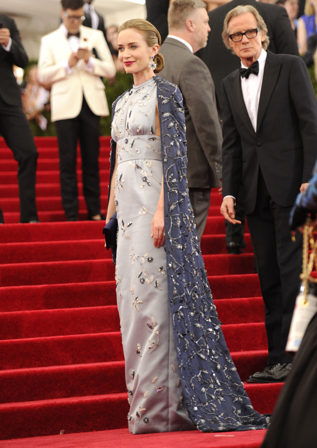 Emily Blunt sa obliekla do šiat a plášťa Prada.
