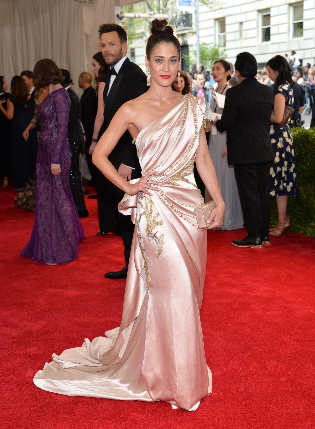Herečka Lizzy Caplan mala na sebe róbu Donna Karan Atelier.
