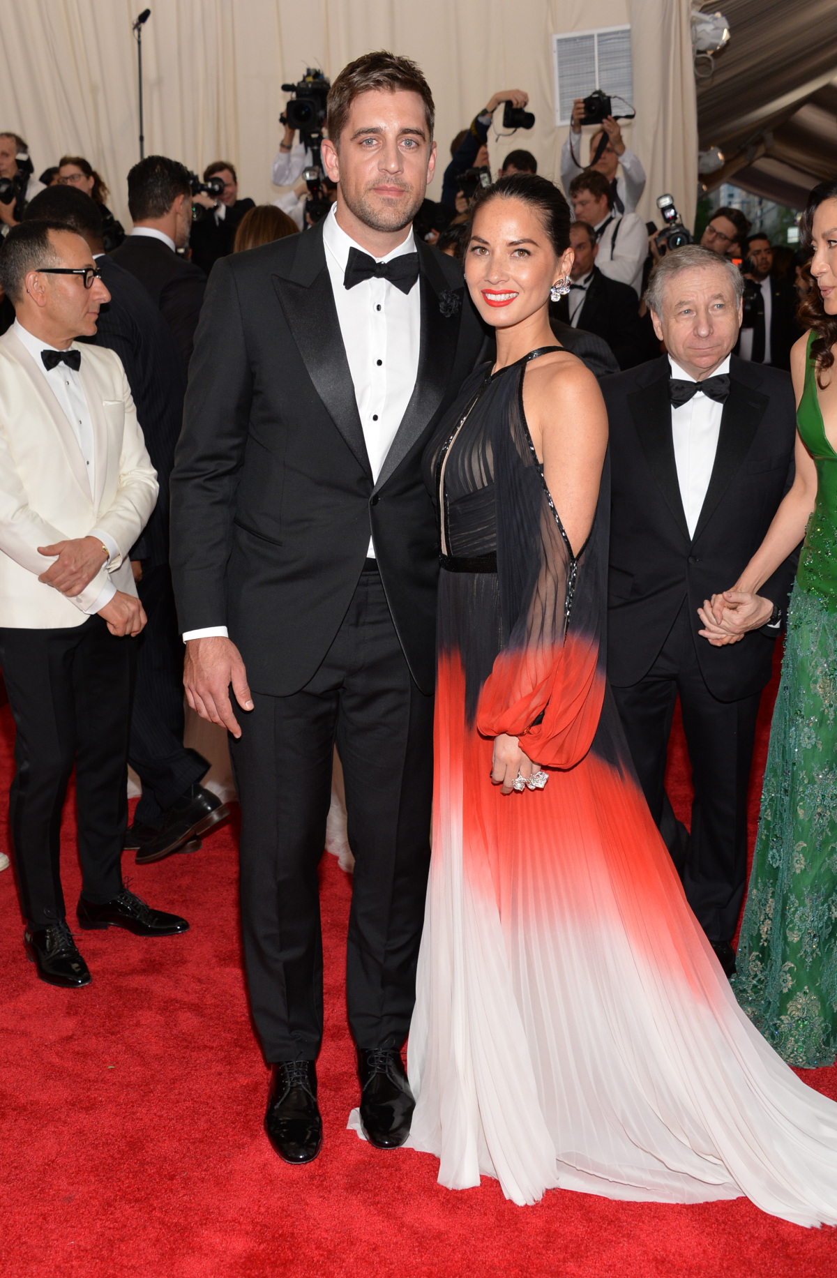Herečka Olivia Munn v šatách J. Mendel a jej priateľ Aaron Dodgers.