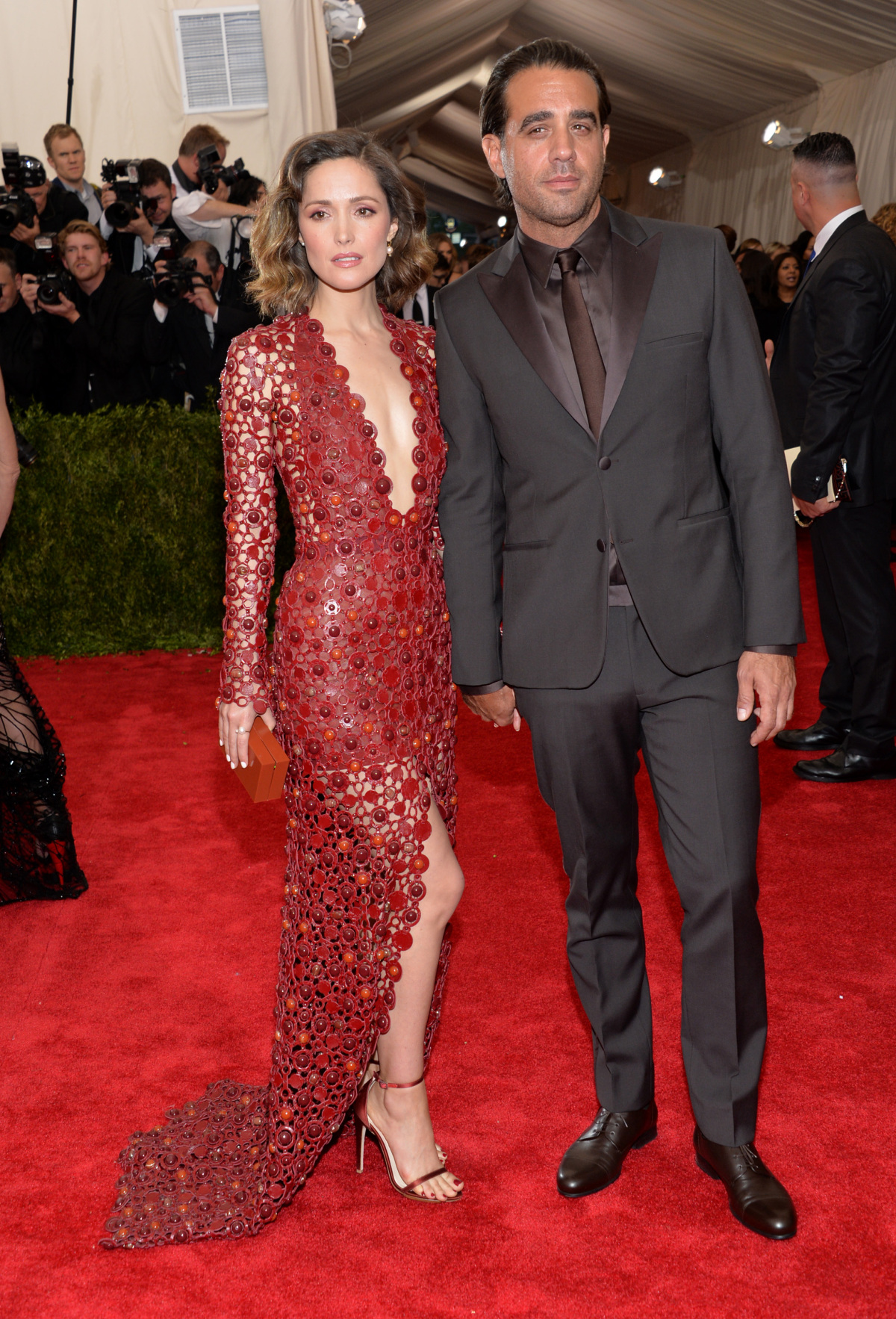 Herečka Rose Byrne (v kreácii Calvin Klein) a jej snúbenec Bobby Cannavale.
