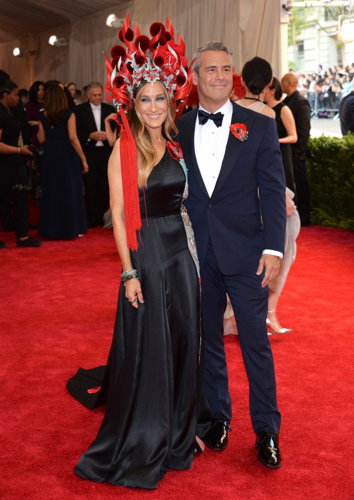 Herečka Sarah Jessica Parker prišla v sprievode moderátora Andyho Cohena.