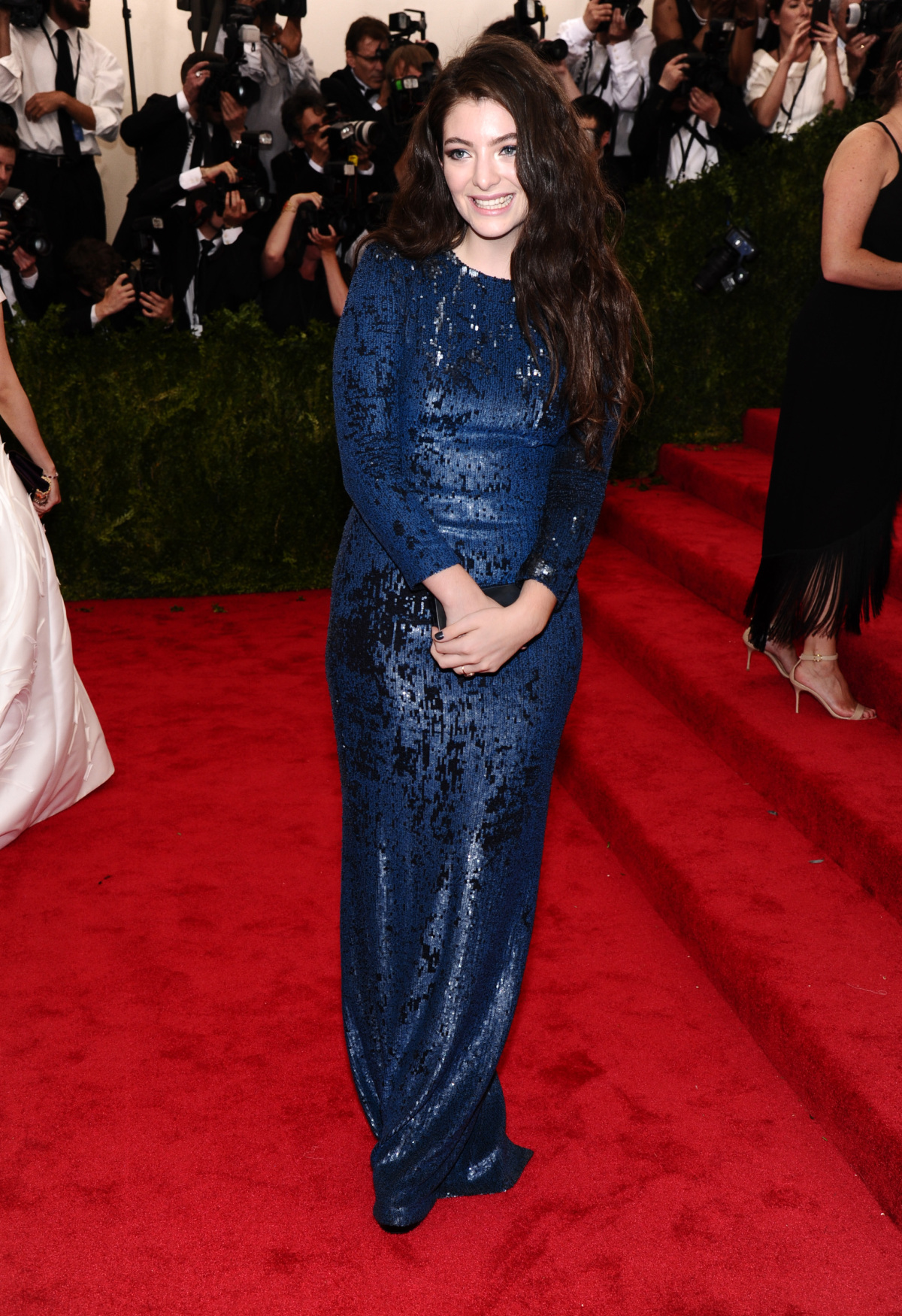 Lorde prišla v šatách Calvin Klein.