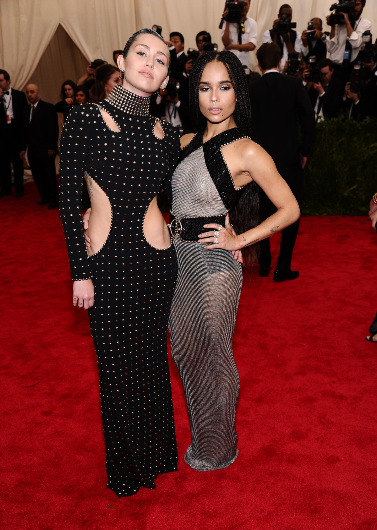 Miley Cyrus (vľavo) a Zoe Kravitz