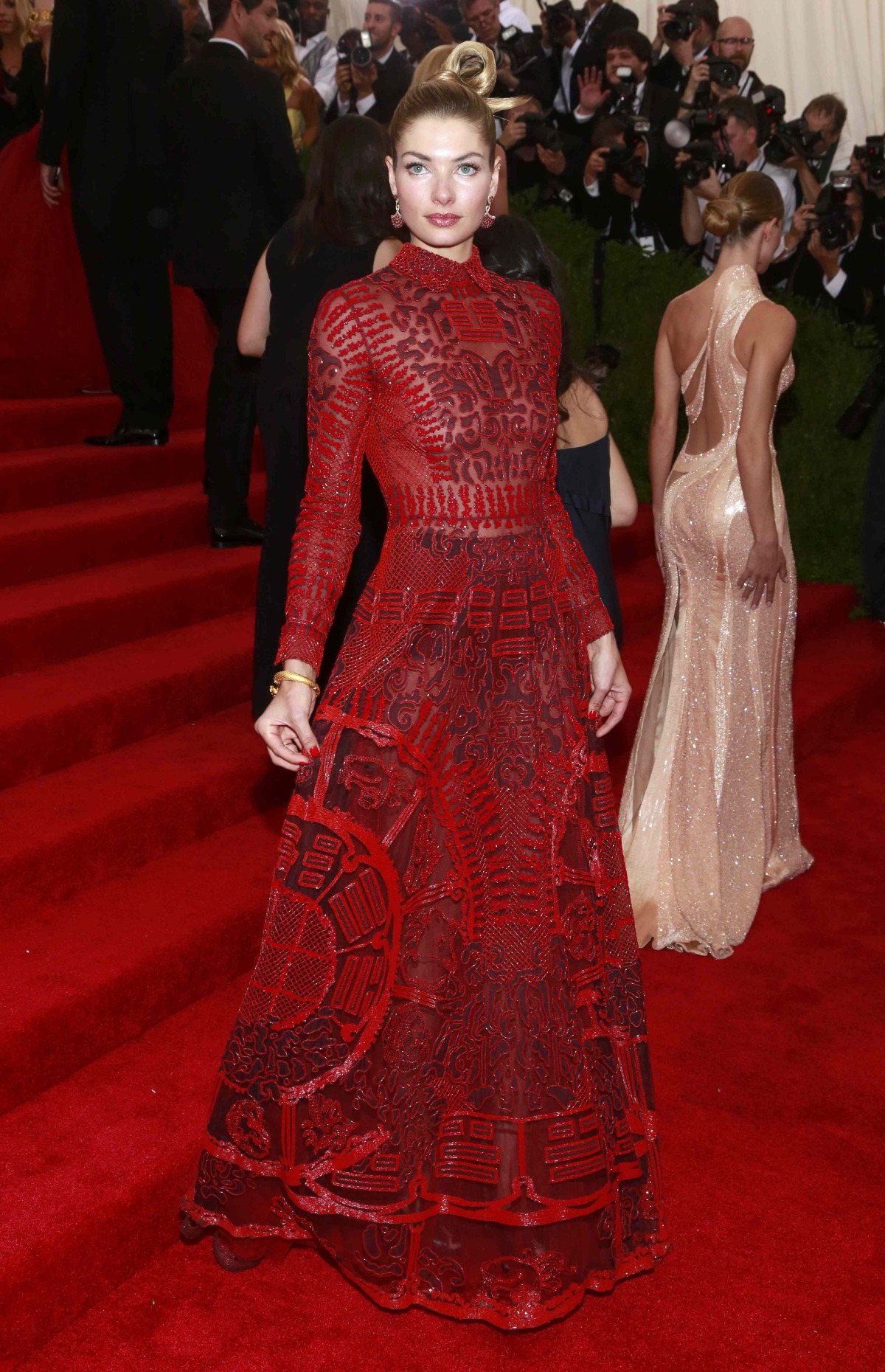 Modelka Jessica Hart v kreácii Valentino Couture.