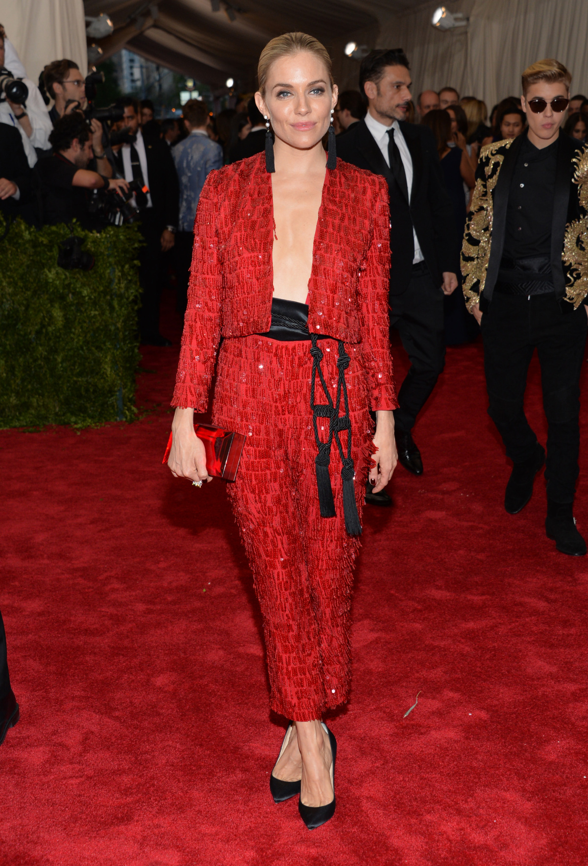 Sienna Miller prišla v trblietavom smokingu Thakoon.