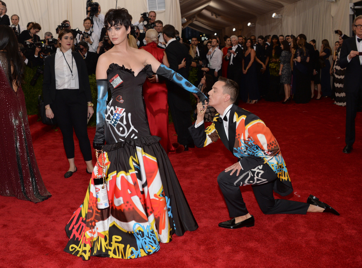Speváčku Katy Perry obliekol dizajnér Jeremy Scott z ateliéru Moschino.
