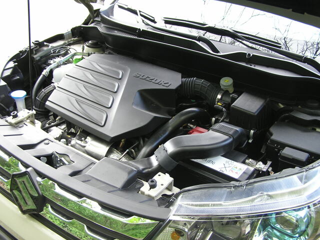 Motor 1,6 DDiS s výkonom 88 kW pochádza od Fiatu. Je veľmi slušne odhlučnený, a s ľahkou Vitarou nemá problémy. Spotrebu pritom dokáže držať pod päť litrov nafty na 100 km. Aspoň podľa palubného počítača.