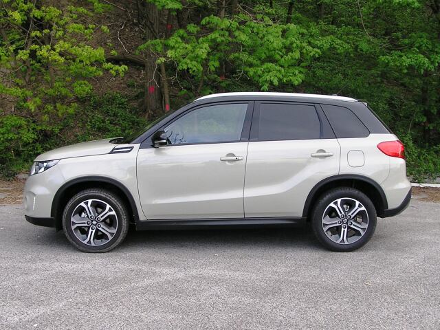 Na pohľad to tak nevyzerá, ale v porovnaní s pôvodným SX4 je nová Vitara dlhšia len o 75 mm. Rázvor náprav 2 500 mm sa dokonca vôbec nemenil. Stále je to teda veľmi kompaktné auto, ktoré sa zmestí aj do malej garáže.