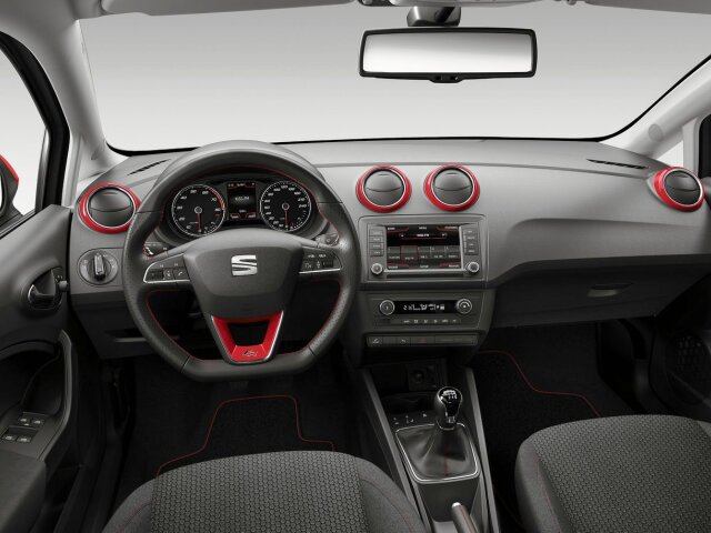 Interiér dostal úplne novú palubnú dosku z mäkčených plastov, nový prístrojový panel a dotykové rozhranie Seat Easy Connect s funkciou MirrorLink.