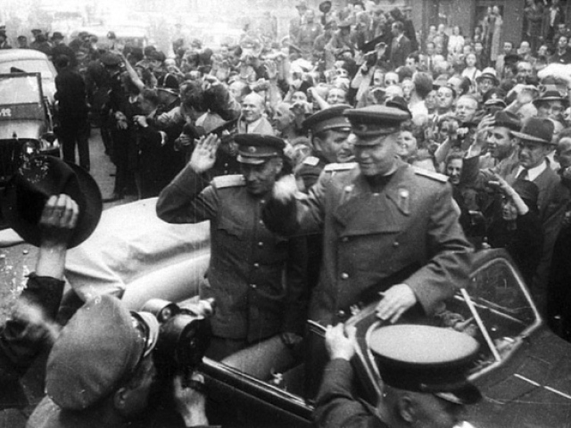 Maršal Ivan Konev na jar 1945 medzi jasajúcimi Pražanmi. O pár rokov neskôr sa o ňom podľa archívov CIA uvažovalo, ako o možnom československom ministrovi obrany.