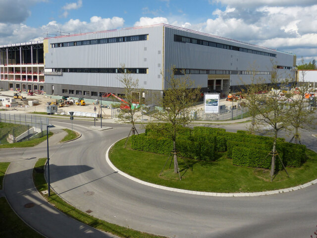 Nové crashcentrum sa rozkladá na ploche 55 000 štvorcových metrov. Jeho srdcom je testovacia aréna s dĺžkou 90 metrov.