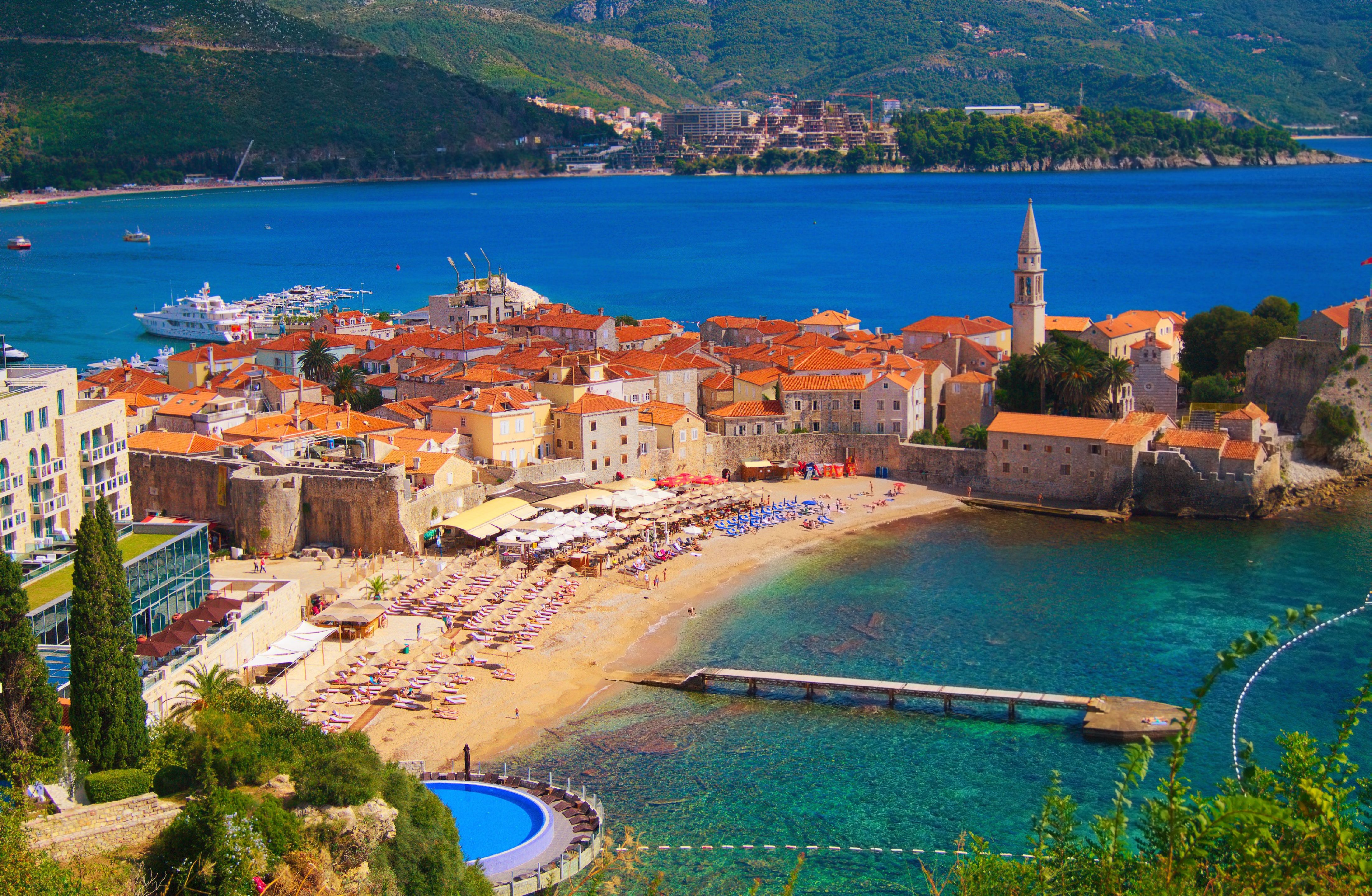 Mnoho turistov si v lete vyberá Budvu.