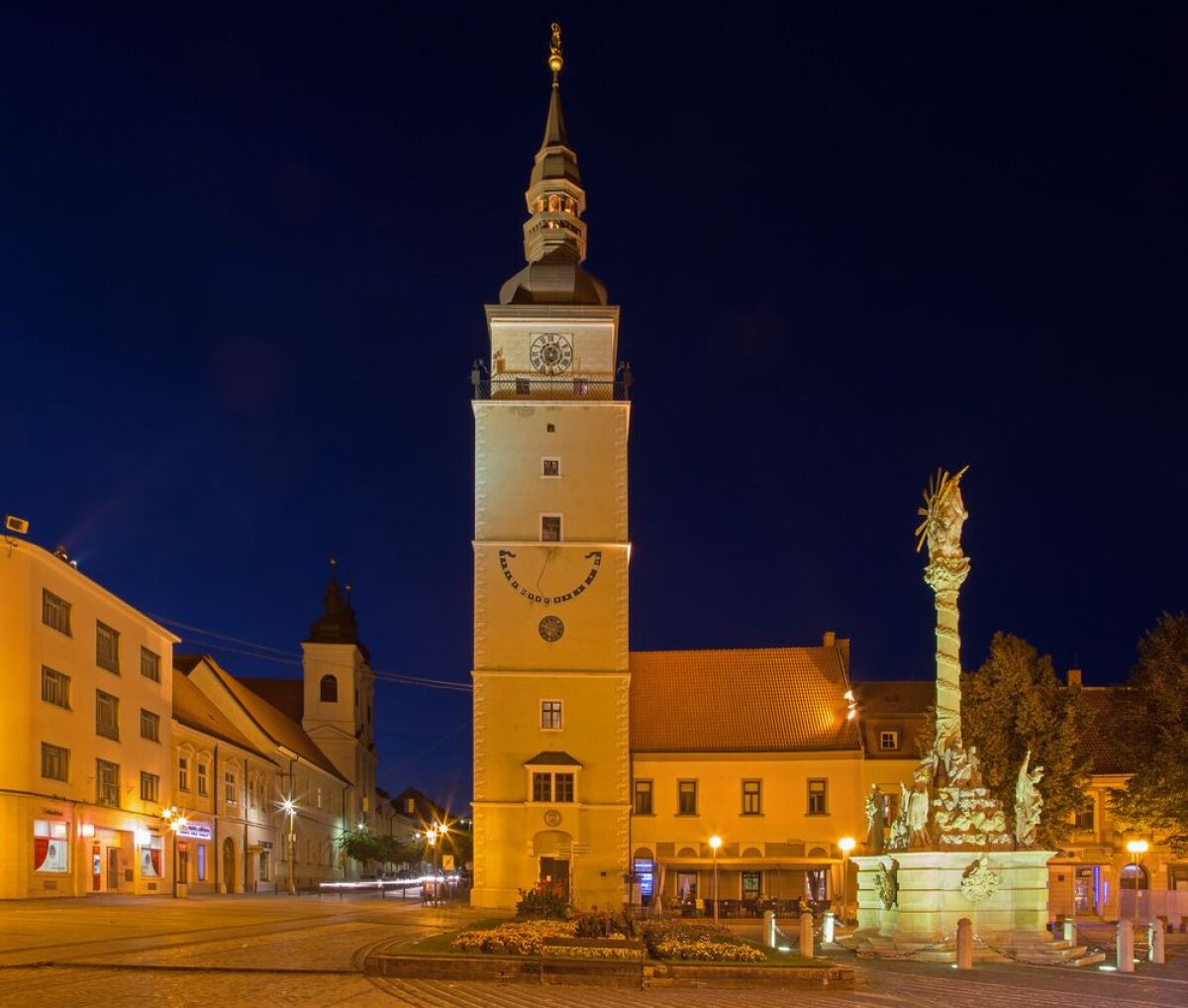 Na fotke je zachytený romantický večer na Trojičnom námestí v meste:
