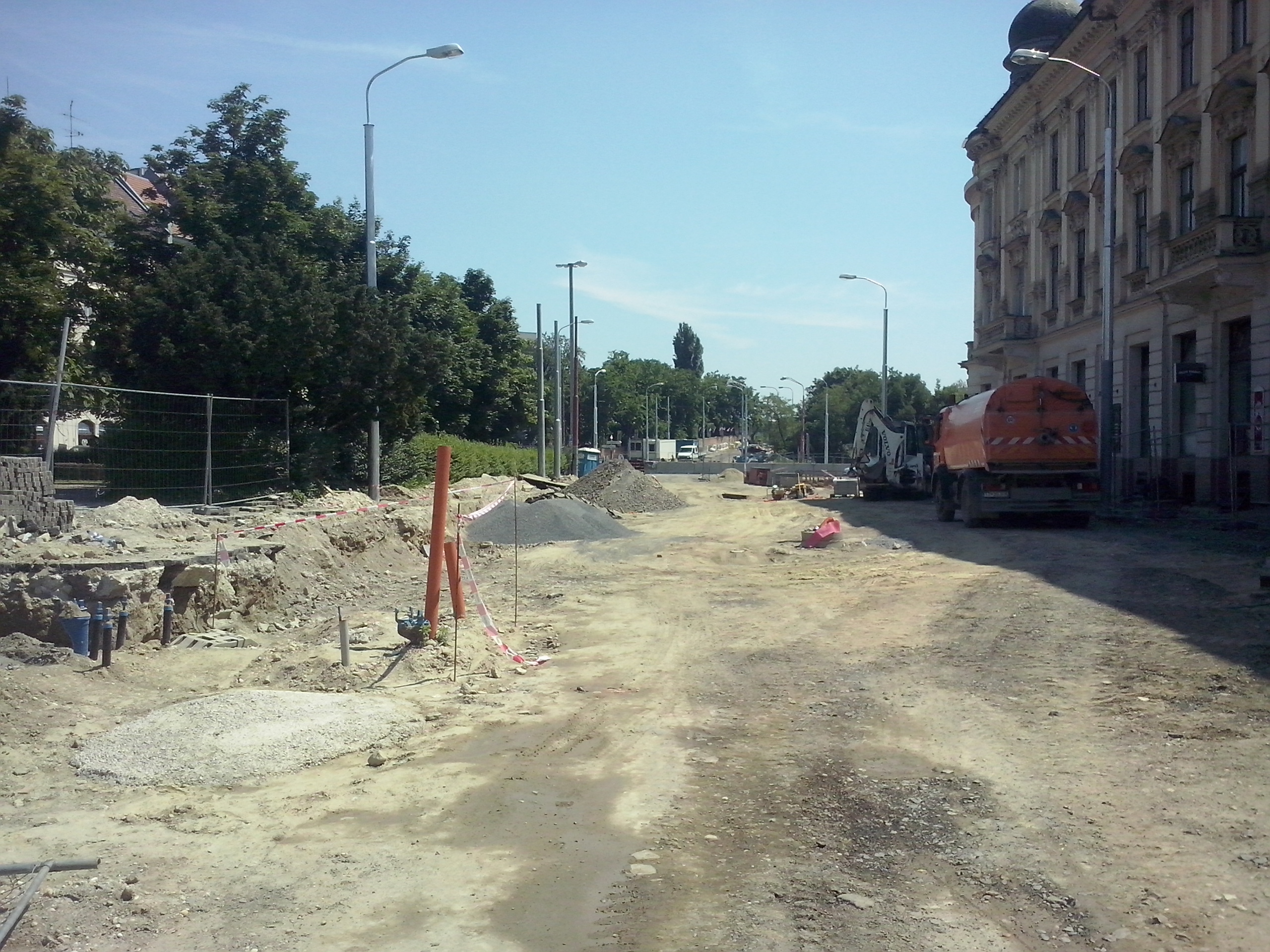 Rekonštrukcia Štúrovej ulice v centre Bratislavy mešká. Pohľad k Starému mostu.