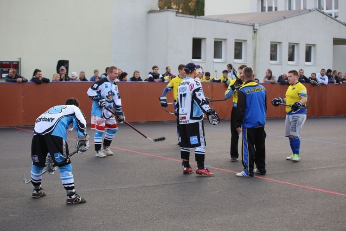 06-hokejbal-3x