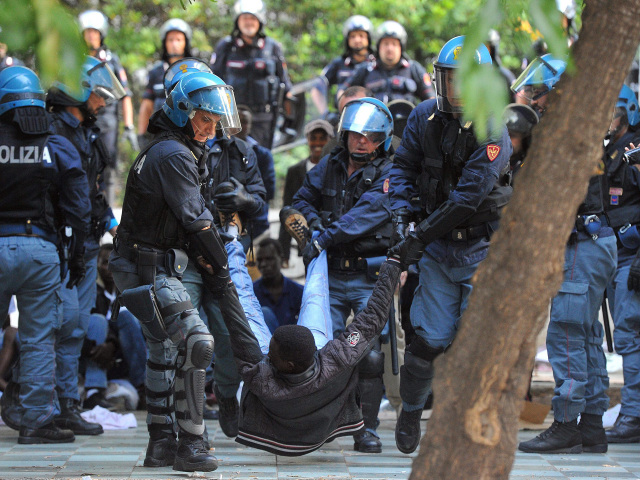 utečenci, taliansko, talianska polícia, hranica, francúzsko