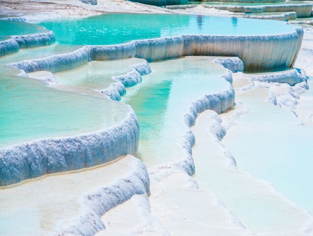 Pamukkale - nádherné biele travertínové chumáče sa javia ako cukrová poleva, no sú z tvrdého kameňa.