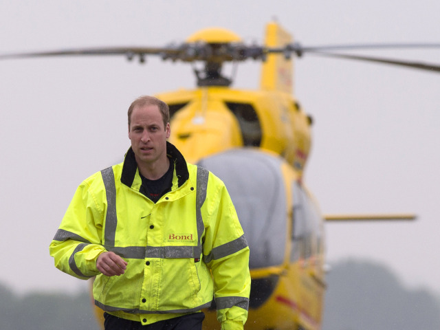 Britský princ William v prvý deň svojho zamestnania.
