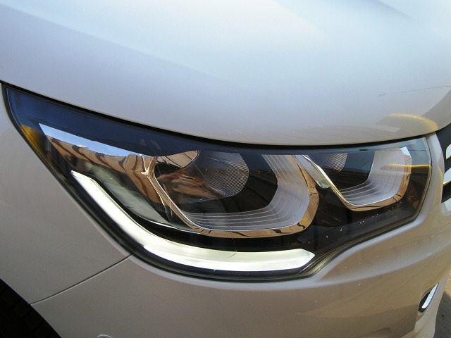 Kým Peugeot 308 má v najvyššej úrovni full diódové reflektory v sérii,  Citroën si za staršie xenóny pýta 900 eur.