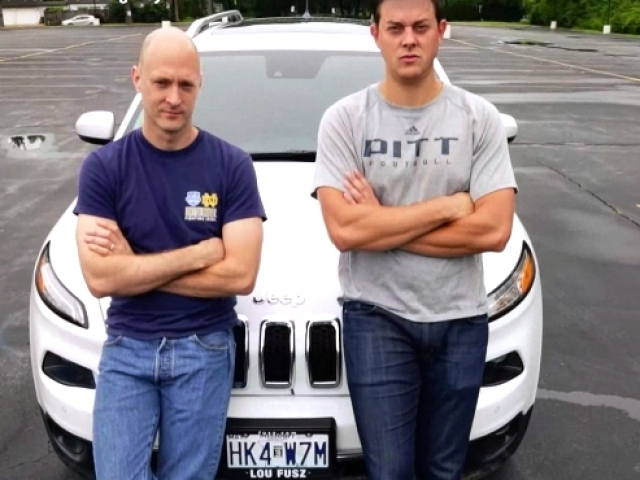 Za úspešným pokusom ovládnutia Jeepu Cherokee stoja americkí experti na bezpečnosť elektronických systémov Chris Valasek a Charlie Miller.