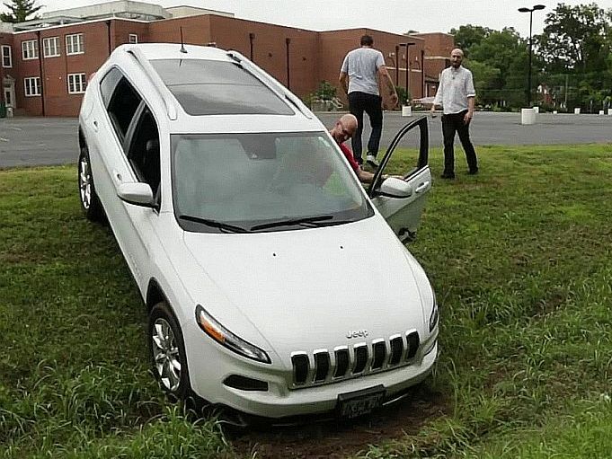 Na parkovisku nedokázal Jeep Cherokee po zásahu hackerov zastaviť a zišiel až na trávnik s priekopou.