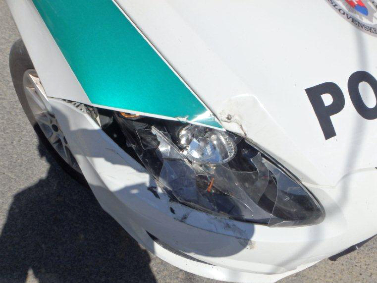 polícia, policajné auto, policajti