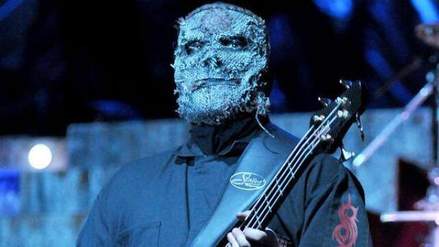 Basgitarista skupiny Slipknot Alex Vanturella. Kapela vystupuje výhradne v maskách.