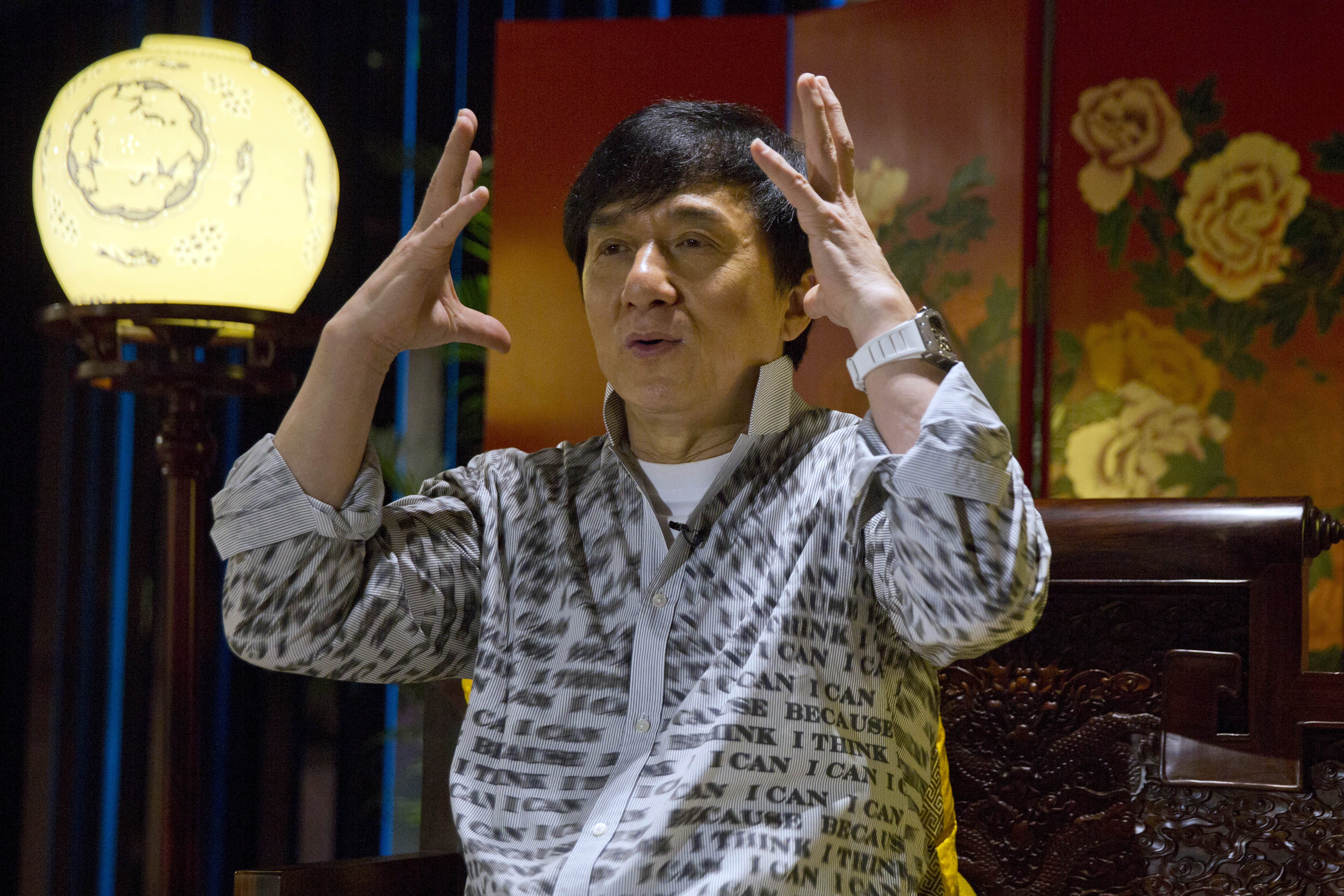 Herec Jackie Chan počas rozhovoru, ktorý poskytol v pondelok 3. augusta 2015 v Pekingu.