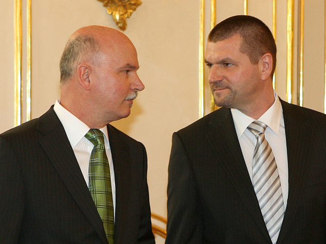 SNS? Janusek, Stefanov
