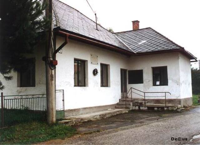 Hodžov rodný dom  v Rakši s pamätnou tabuľou.