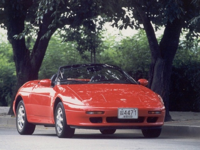Kia koketovala so segmentom športových áut už na konci deväťdesiatych rokov. Toto bola Kia Elan (licenčný Lotus), na trhu však veľmi neprerazila.