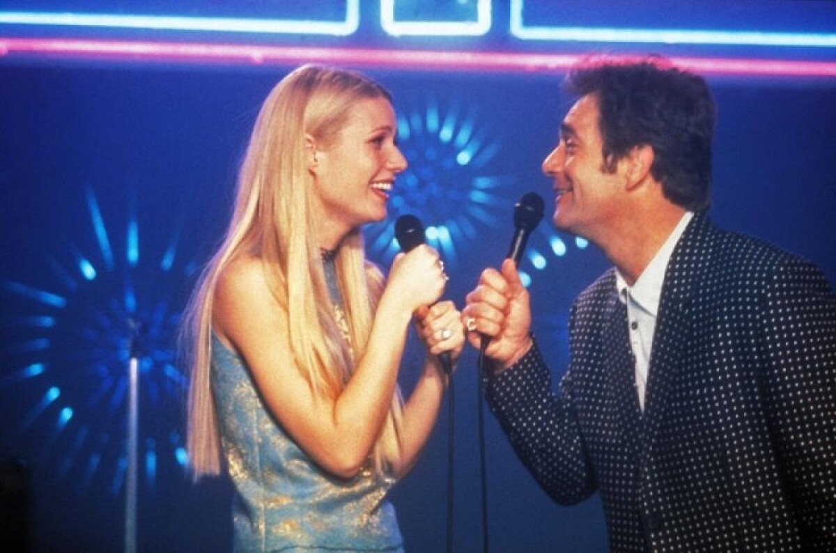 Gwyneth Paltrow a Huey Lewis na snímke z filmu Karaoke.