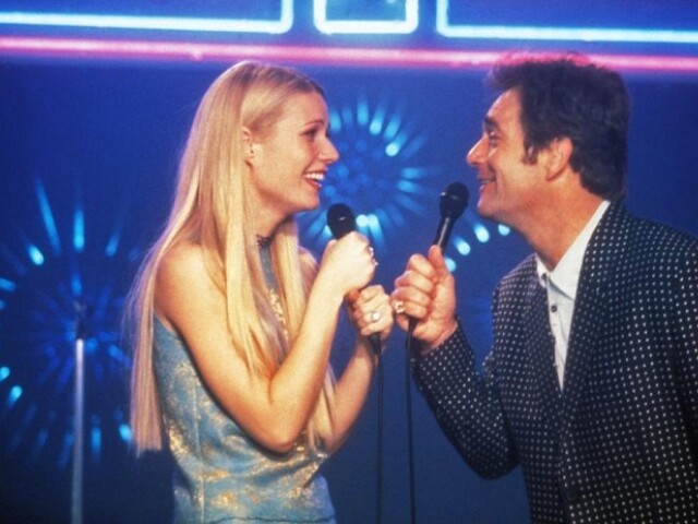 Gwyneth Paltrow a Huey Lewis na snímke z filmu Karaoke.