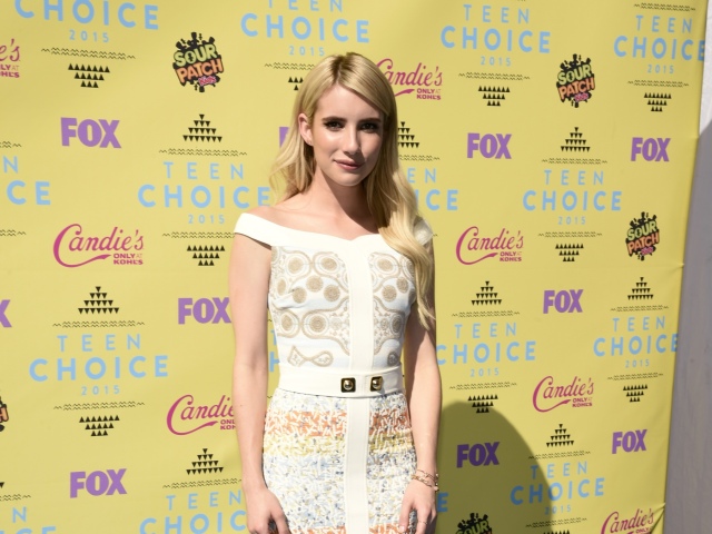 Herečka Emma Roberts v kreácii Peter Pilotto. 