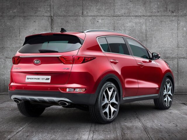 Vzadu zaujme Sportage modernými svetlami s trubicami DLR. Športová verzia GT Line dostane 19-palcové disky a väčší zadný spojler.