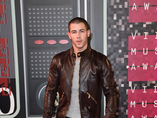 Spevák Nick Jonas prišiel ako muž v koži. 