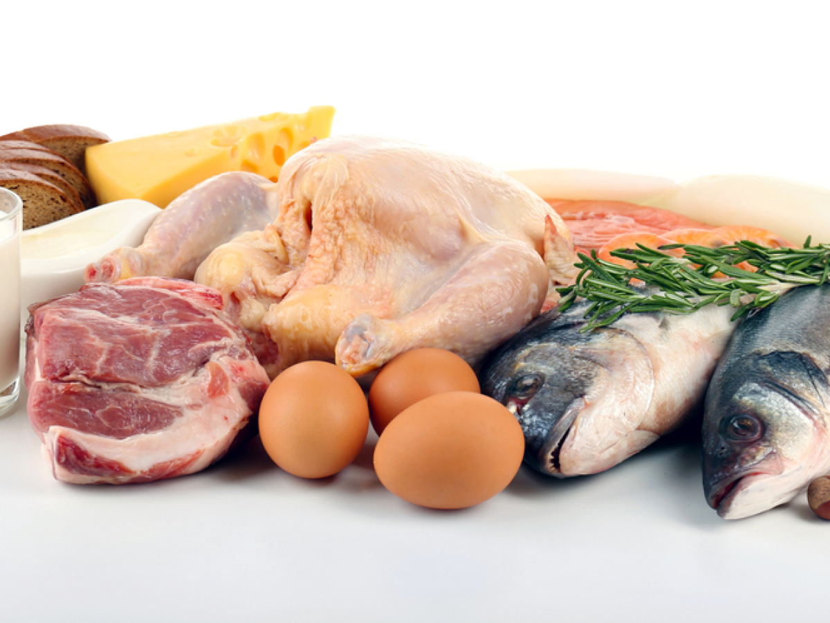 vitamín B12, mäso, ryby, vajcia.
