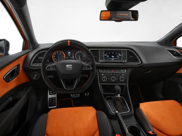 Interiér pochádza z Leonu Cupra. Je však zušľachtený čiernou kožou a oranžovou alcantarou.
