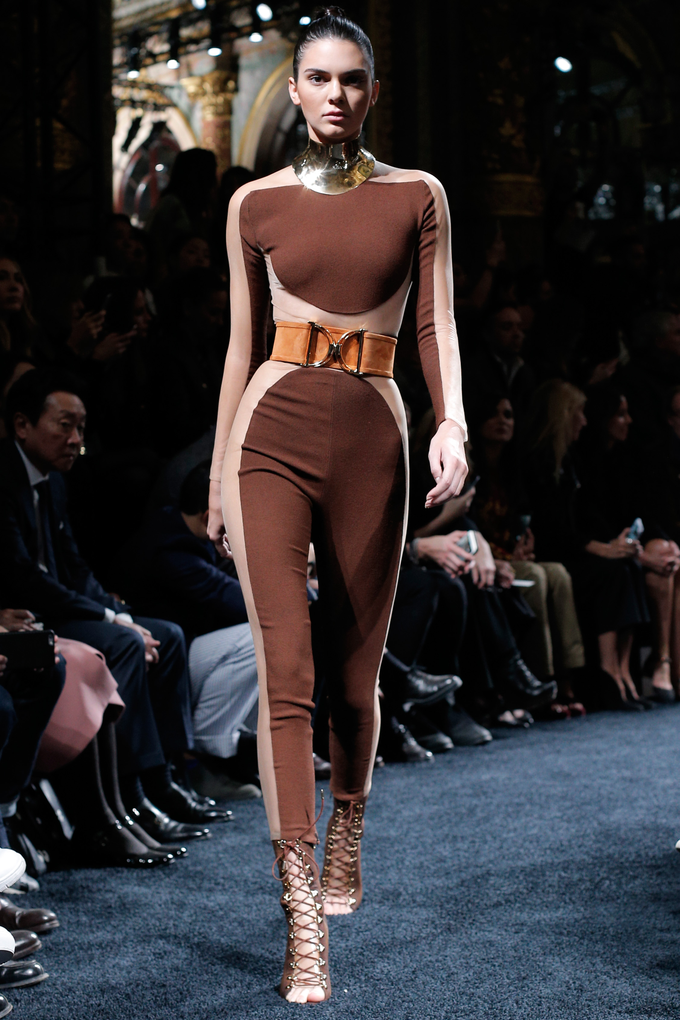 Topmodelka Kendall Jenner na prehliadke značky Balmain v Paríži.