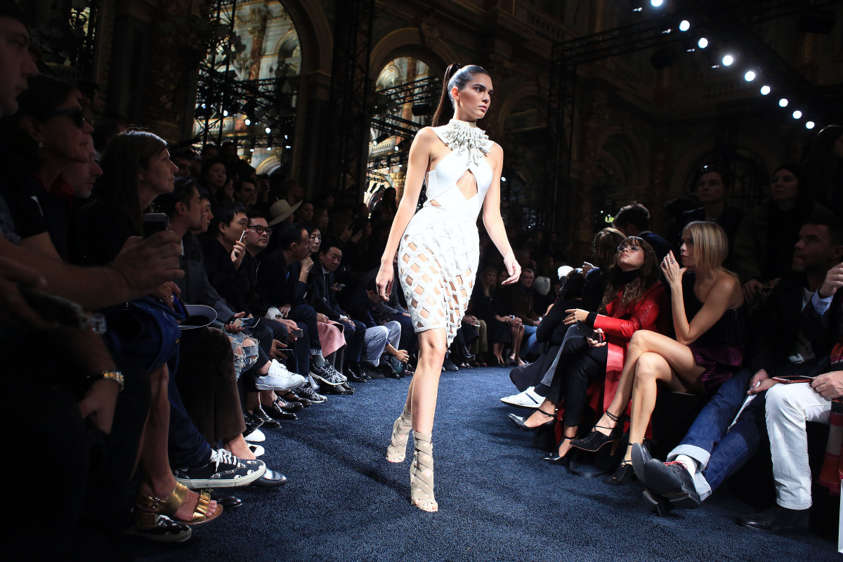 Balmain - Paríž - jar a leto 2016 - Kendall Jenner